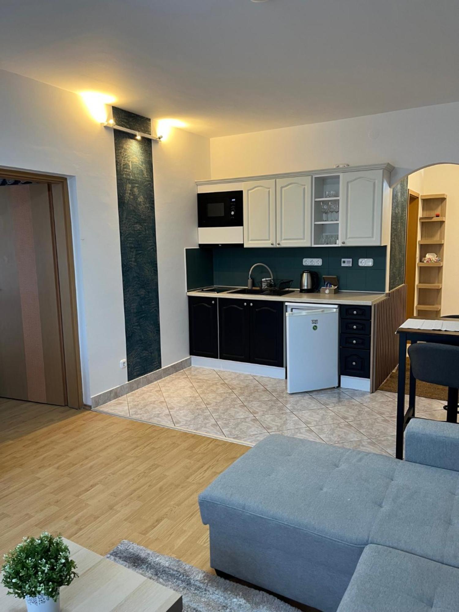 Y Apartman Balatonlelle Eksteriør billede